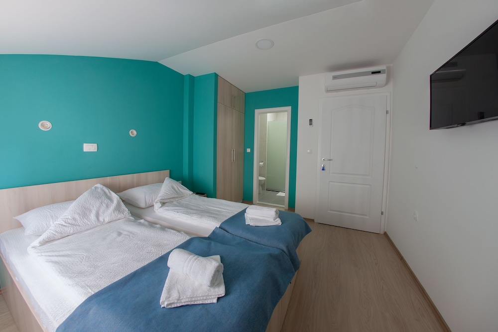 Green, Classic, Queen Bed