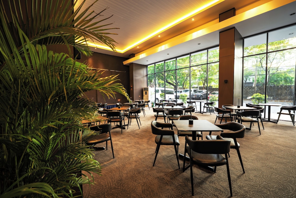 B Hotel Alabang 38/54