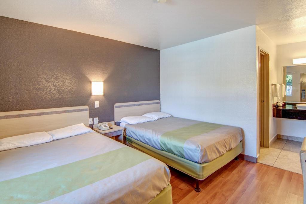 2 Full Beds Non-Smoking, Kitchen، Studio6 Grand Prairie, TX 3/5
