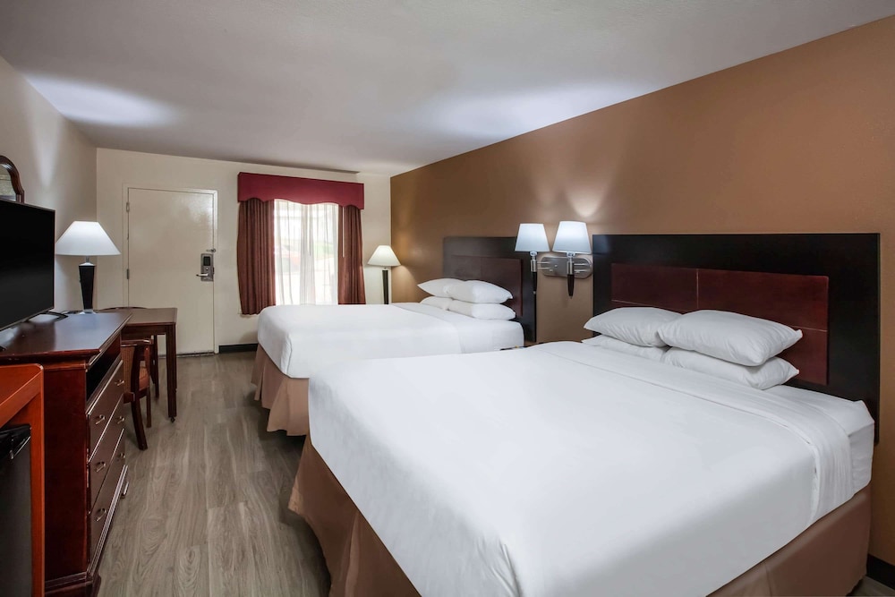 Days Inn & Suites by Wyndham Tyler 8/22
