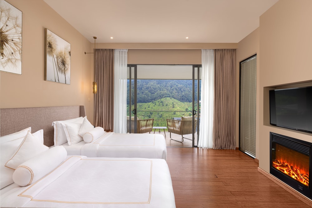 The Golden Ridge Hotel 13/57
