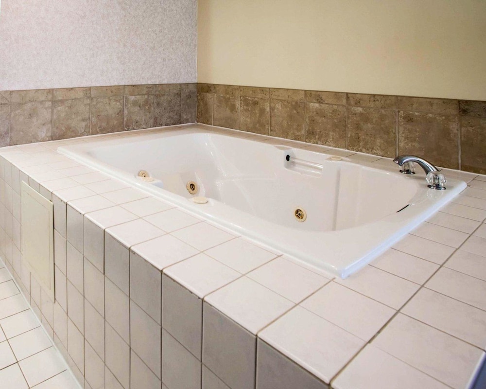 Quality Inn and Suites Ames Conference Center Near ISU Campus 25/48