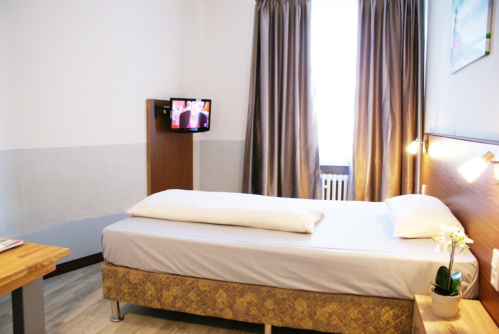 Bahn Hotel Dusseldorf 19/41