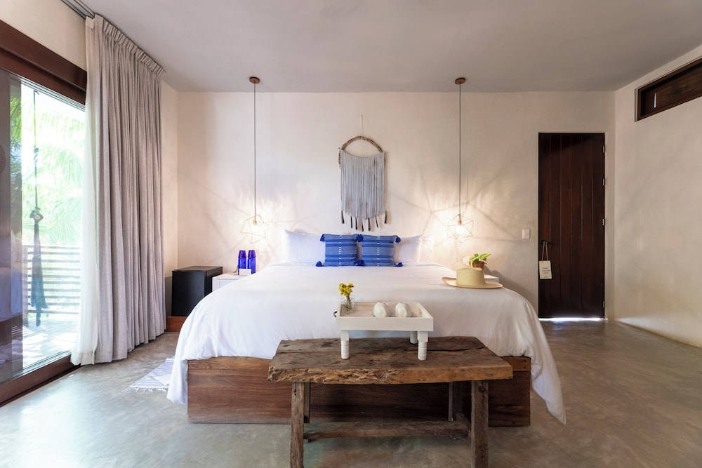 Suite, 1 King and 1 Single Beds, Beach Side, High Floor