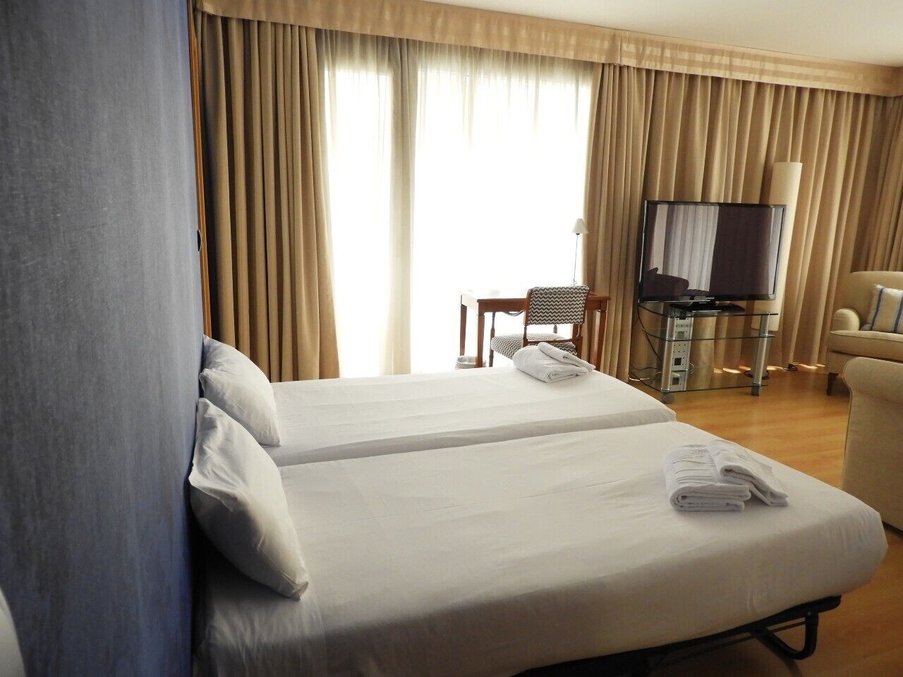 ROOM, QUADRUPLE