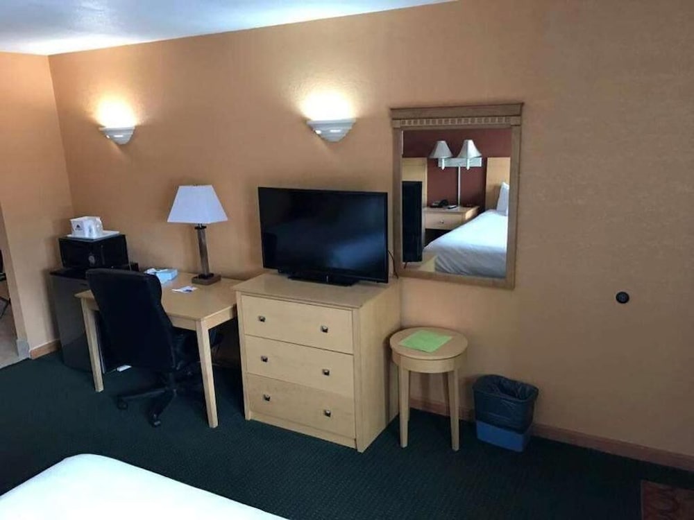 QUIET CORNER INN 35/53