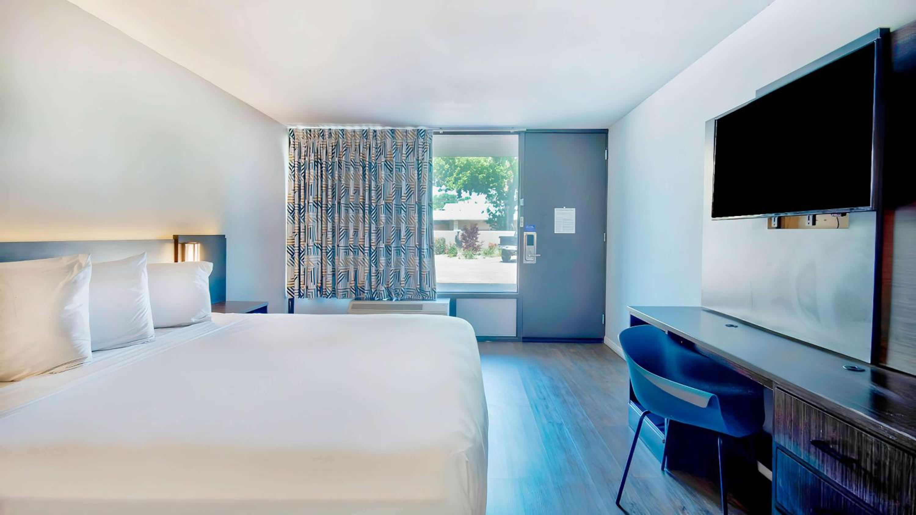 ROOM, KING BED