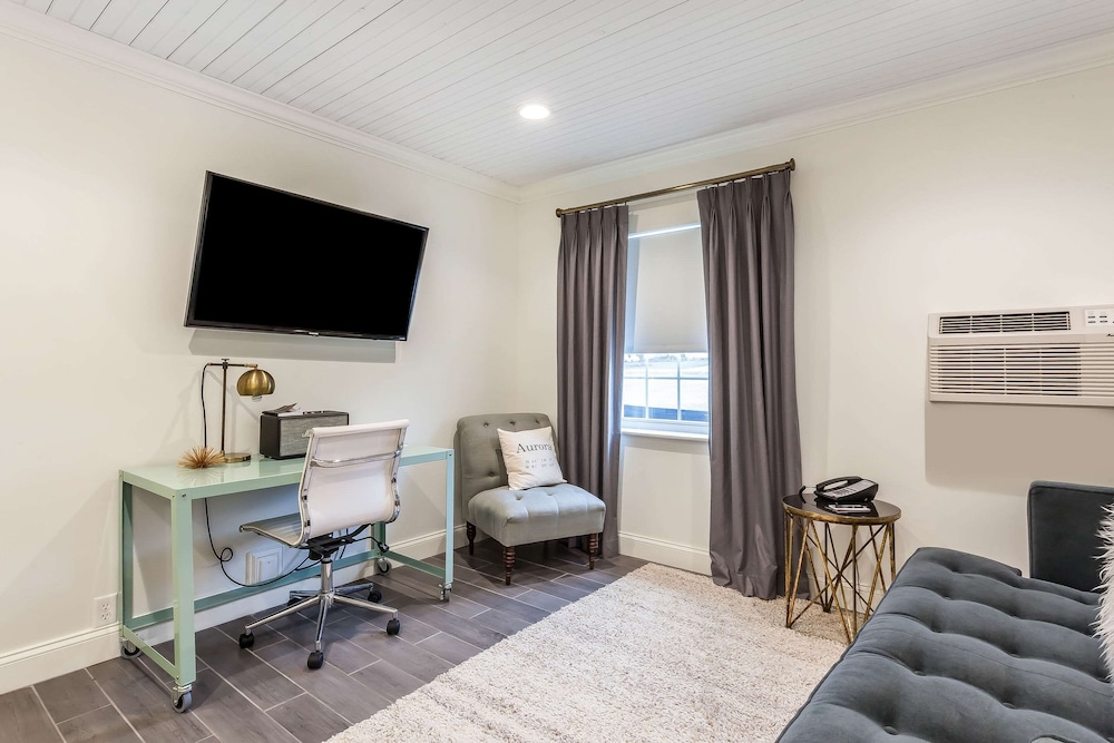 Aurora Inn Hotel And Event Center 40/45