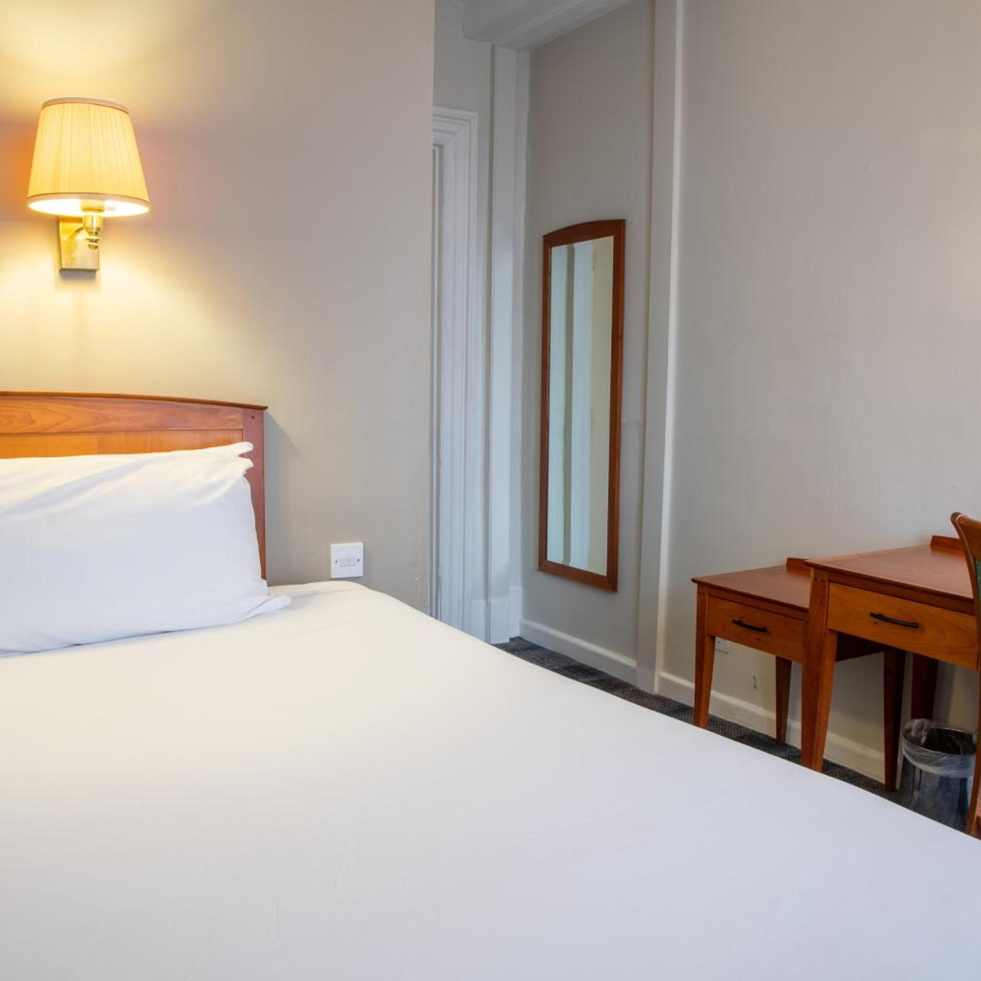 ROOM, SINGLE