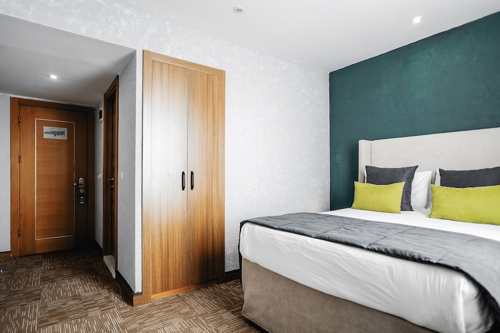 ROOM, SINGLE