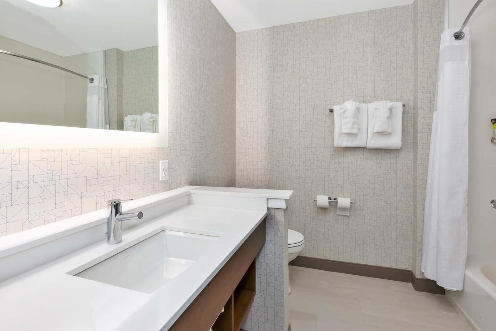غرفة قياسية بسرير كوين مع أريكة، Holiday Inn Express Suites Grand Rapids Airport South 8/9