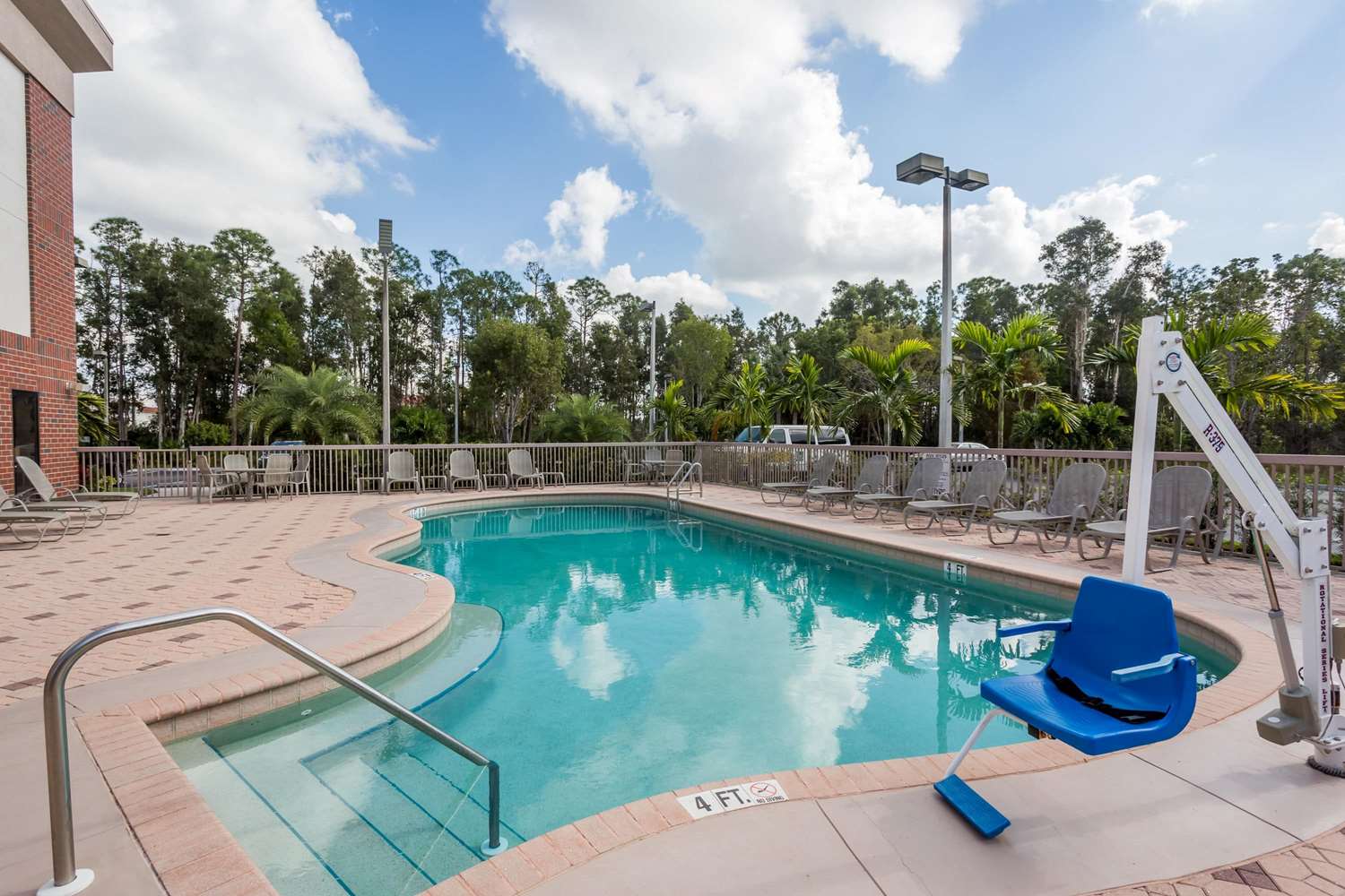 Days Inn Suites By Wyndham Fort Myers Near Jetblue Park 26/43