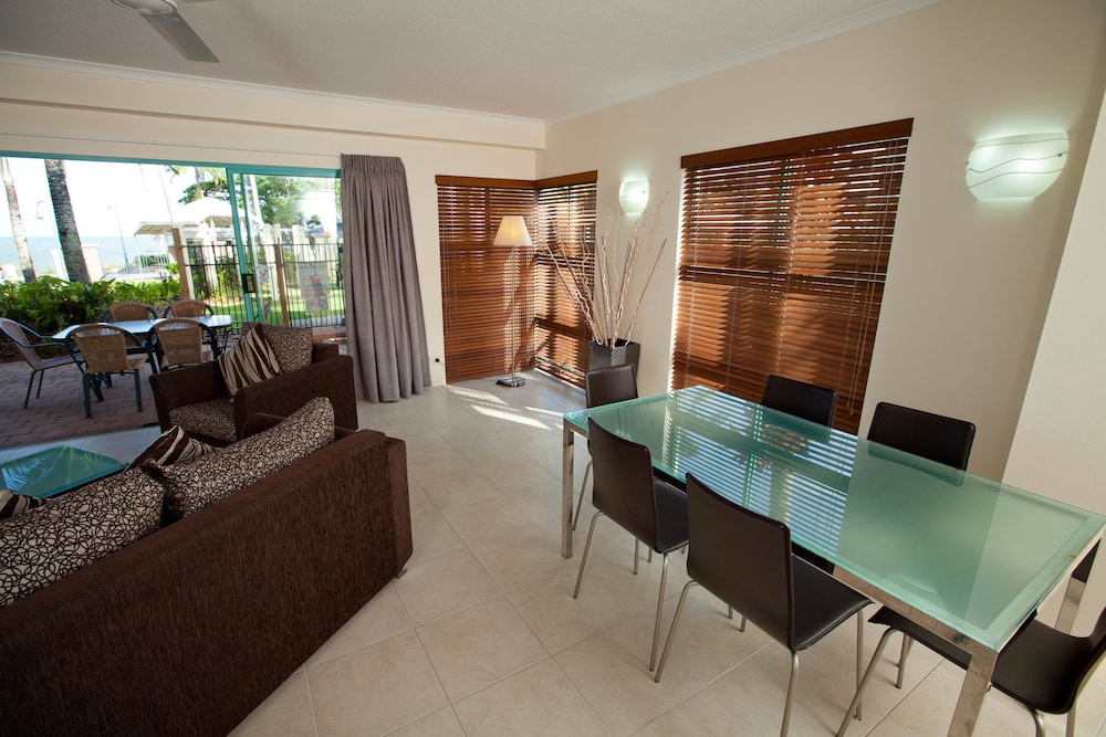 Coral Sands Beachfront Resort 34/59