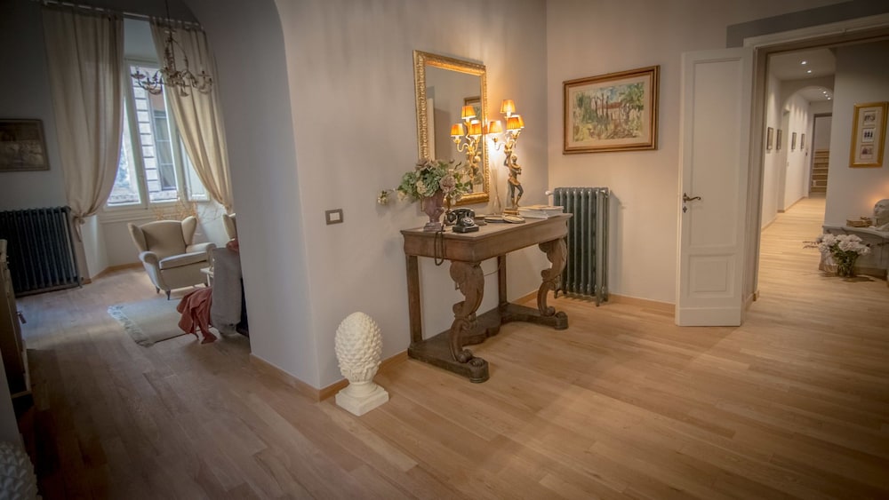 Breathtaking 4BD Apt 5min Walk to Duomo 25/33