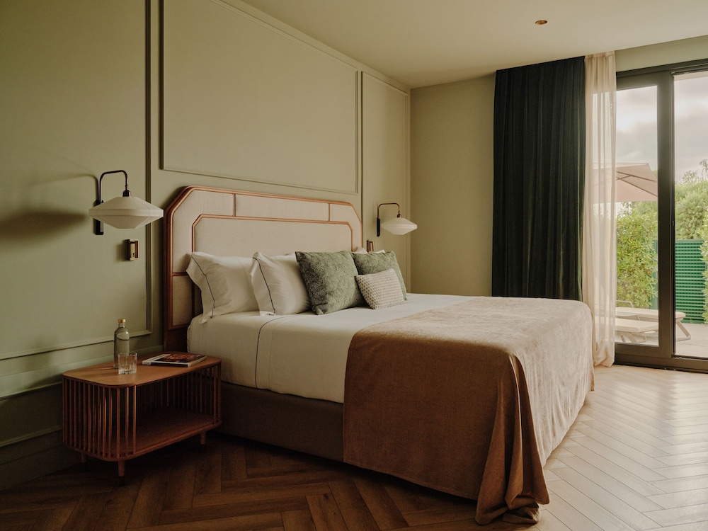 Junior Suite, King Bed, Private Garden