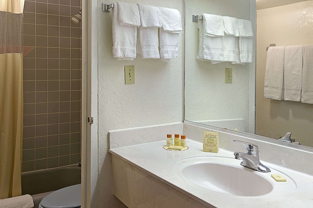 Days Inn by Wyndham Gainesville University 5/17
