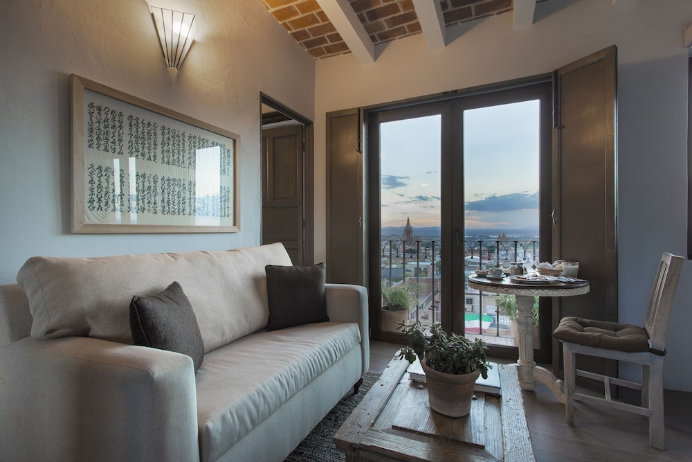 El Palomar Hotel 11/50