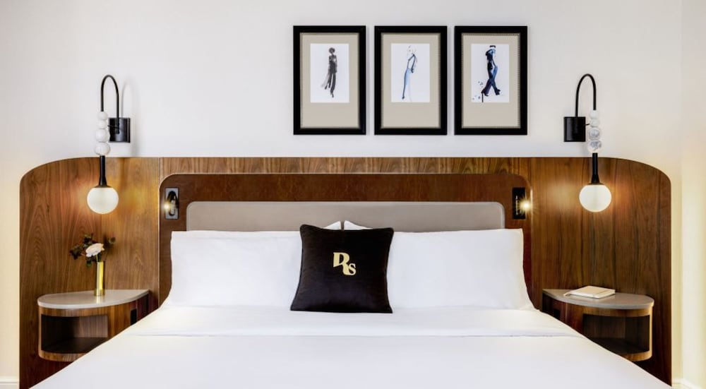 ROOM, QUEEN BED