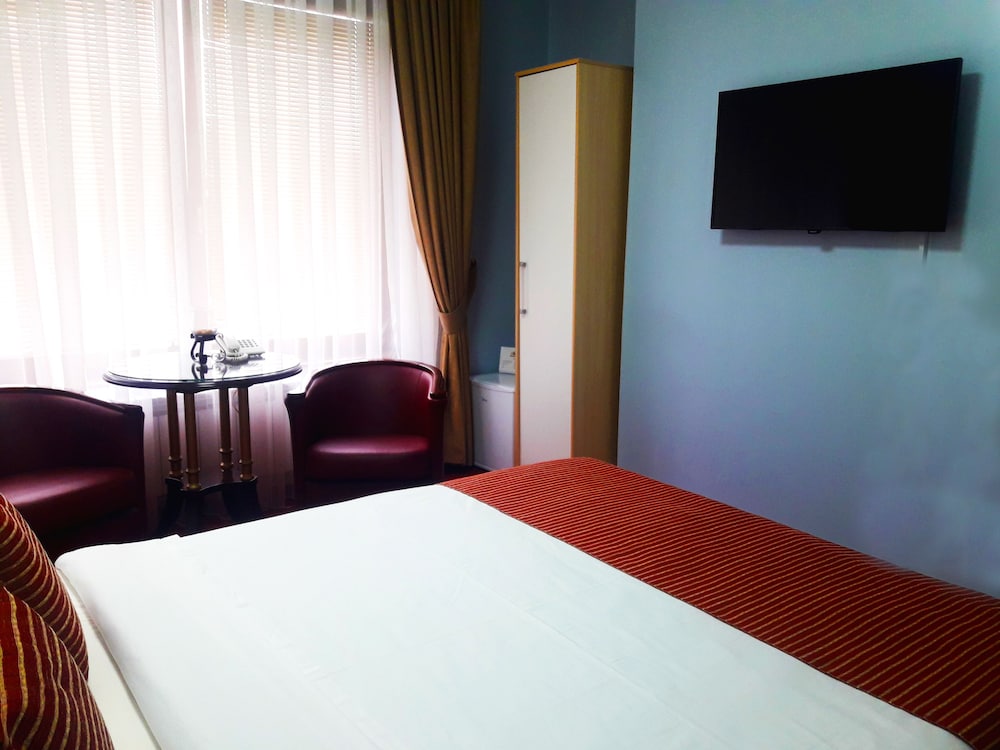 Hotel Aristocrat Fish Restaurant 34/69