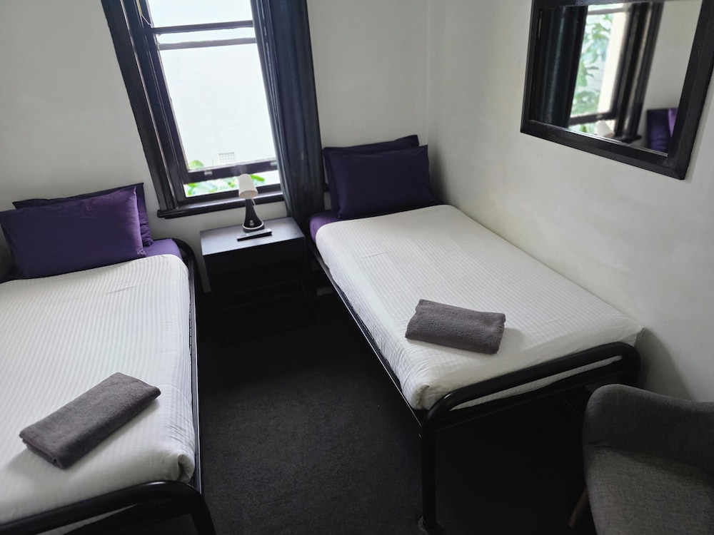PRIVATE, TWIN BEDS, SHARED BATHROOM