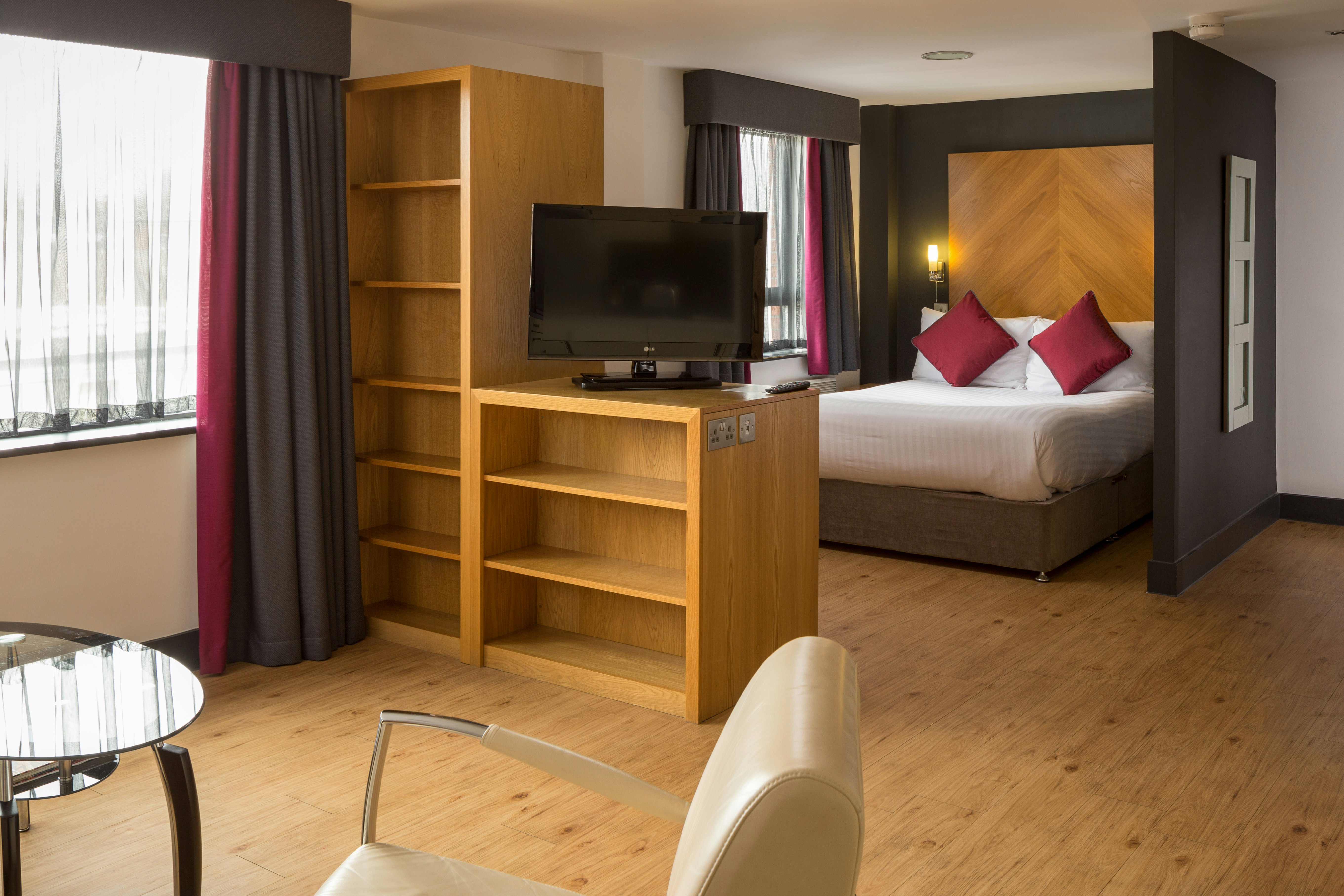 Roomzzz Leeds City West 7/24