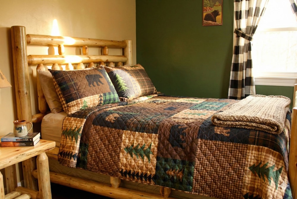2 Bedrooms, Apartment, Futon Bed, 2 Queen and Twin Beds, Partial Lake View, Kitchen 7/10
