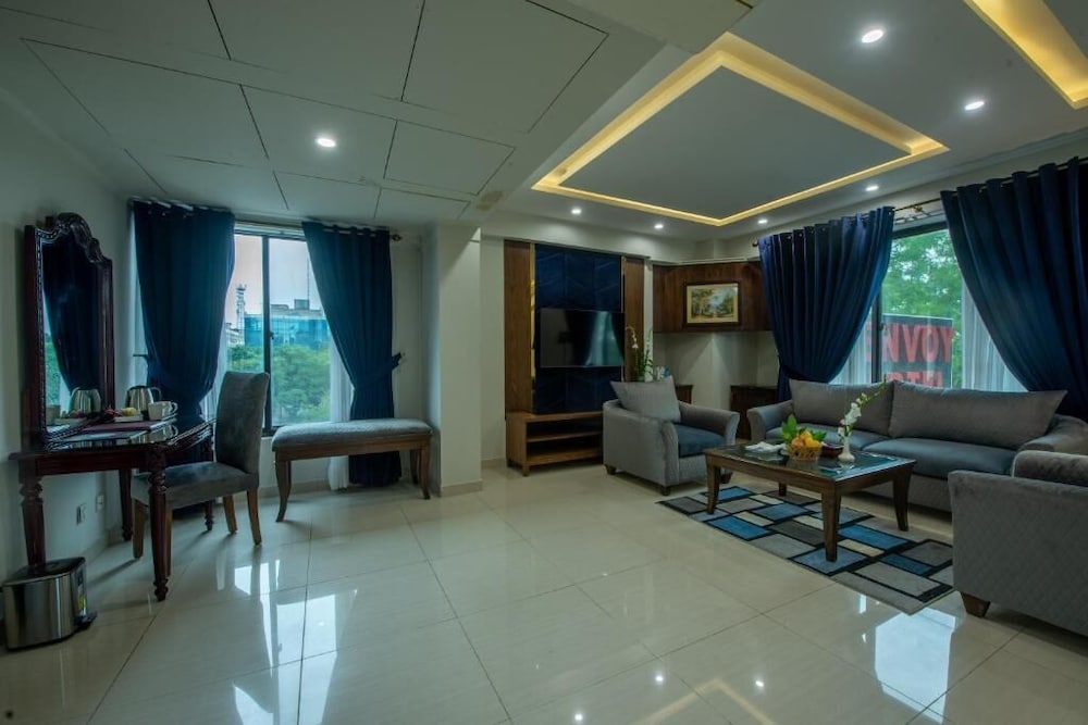 ENVOY CONTINENTAL HOTEL 30/50