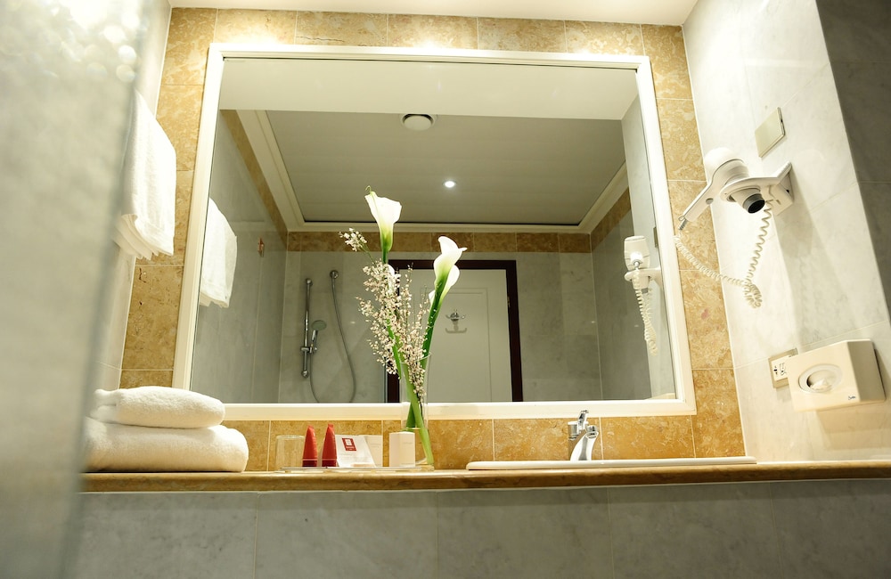 Comfort, Double Bed, Leonardo Hotel Milan City Center 6/11