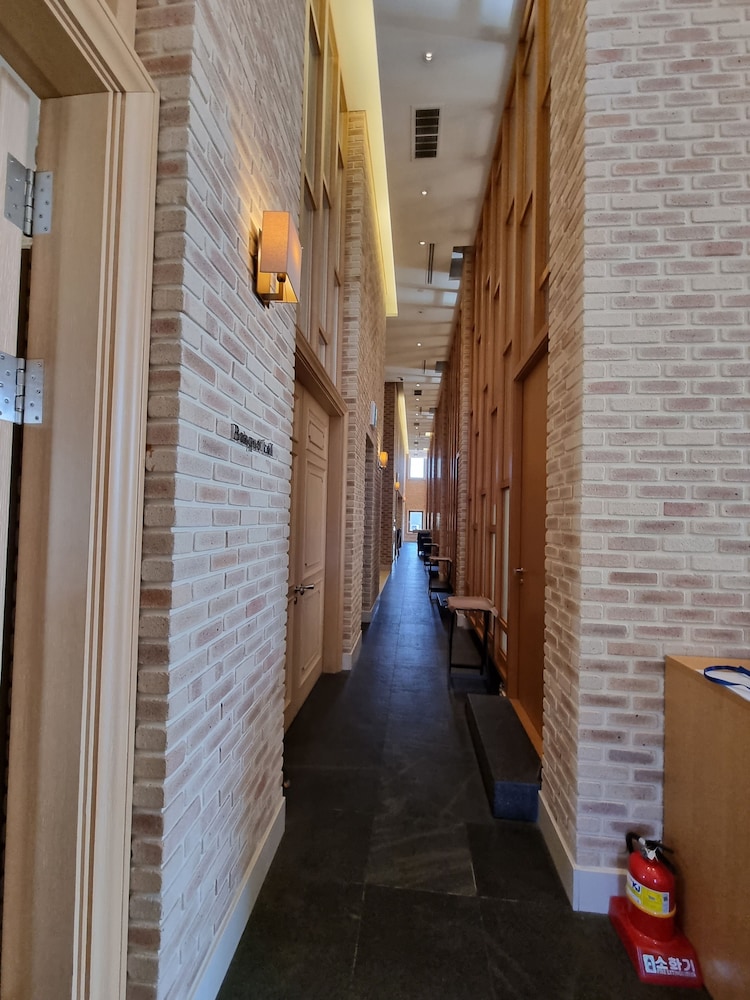 Pine Grove Hotel 38/57