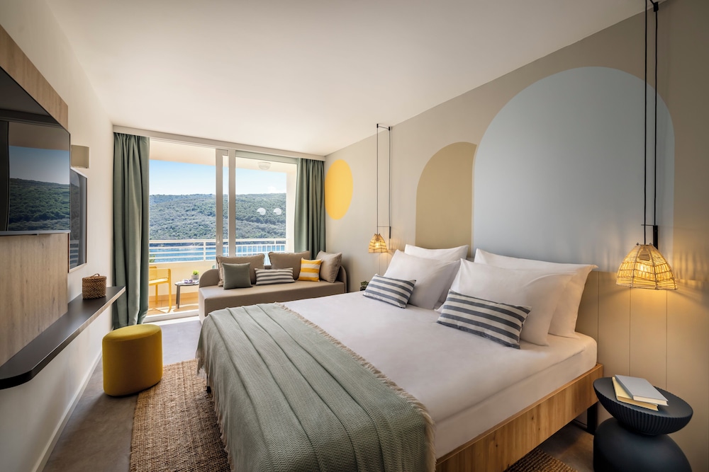 Room, Queen Bed, Sea Side, Sofa