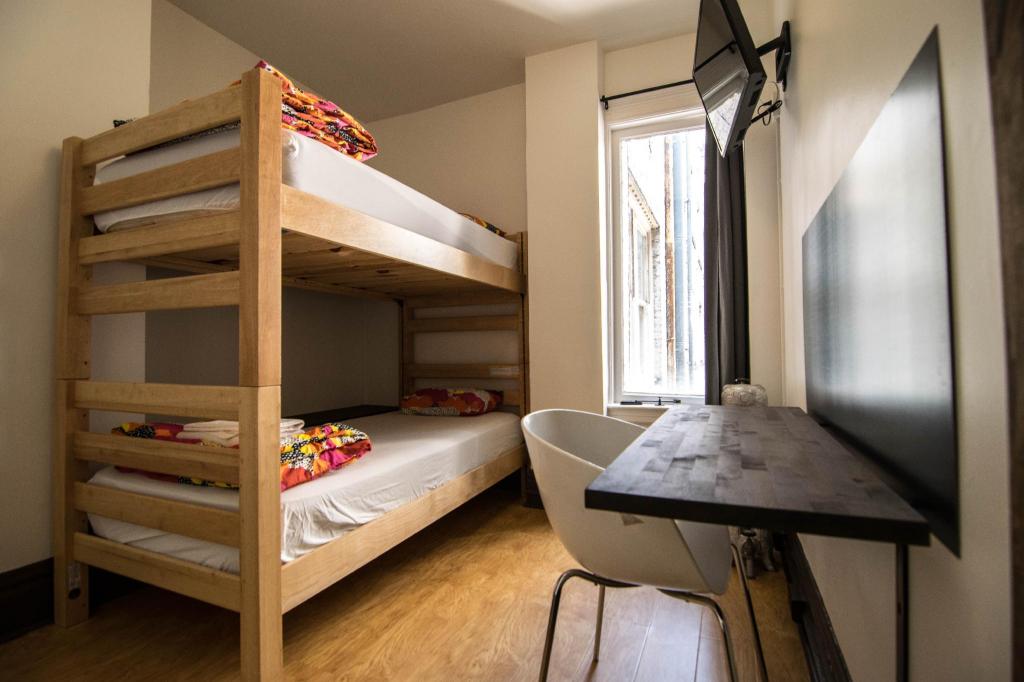 Twin Beds, Bathtub
