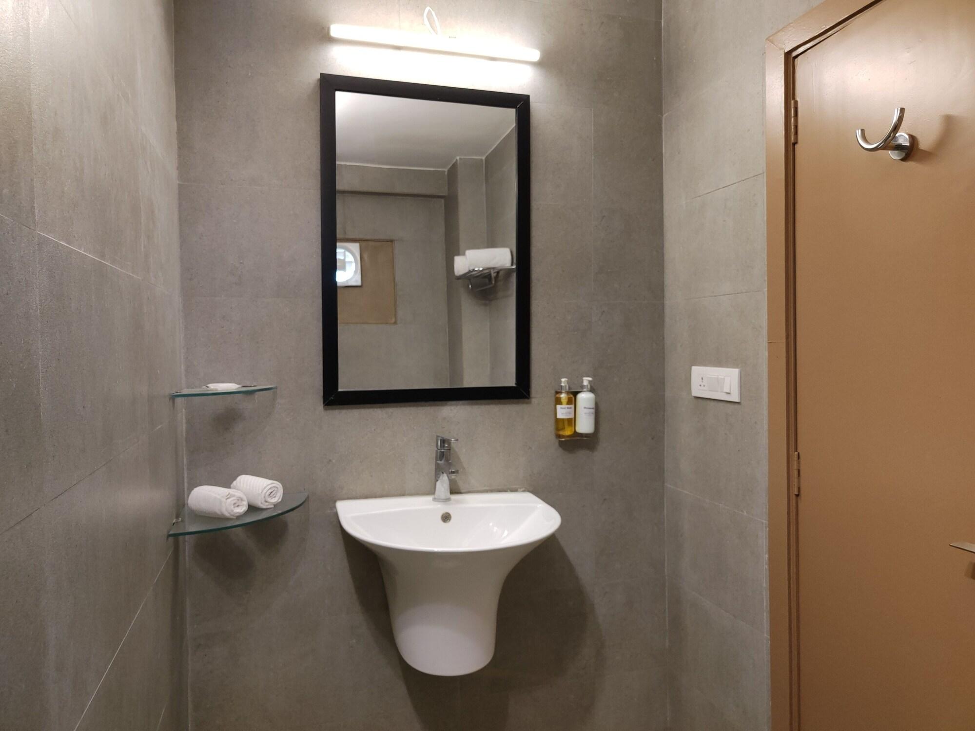 Kanak Beacon Hotel Ahmedabad 39/41