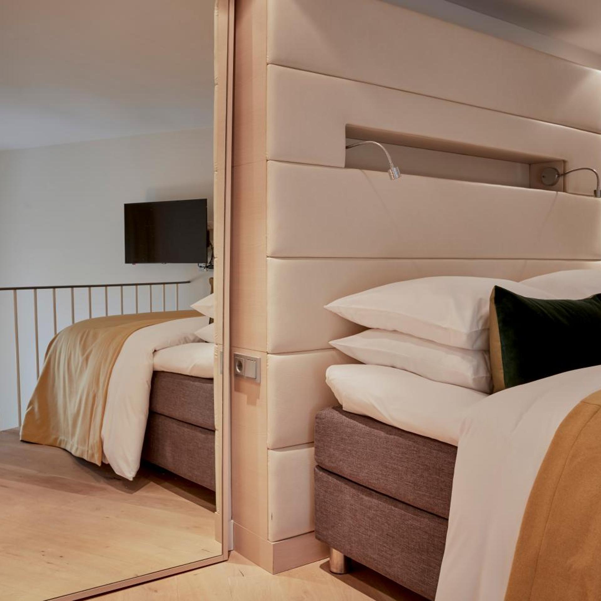 DUPLEX, SUITE