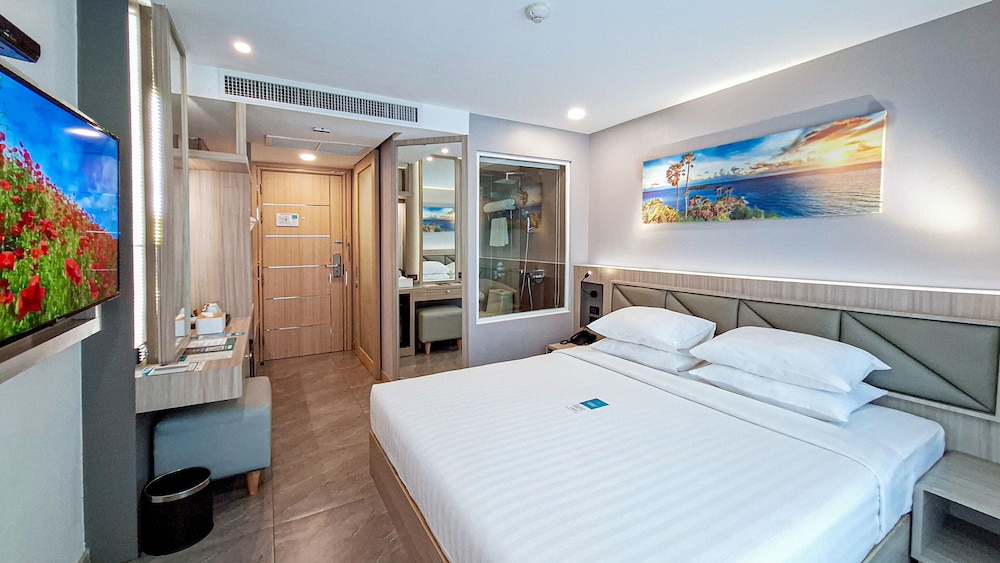 غرفة سوبيريور بسرير كينج بشرفة، Clarian Hotel Beach Patong 2/10