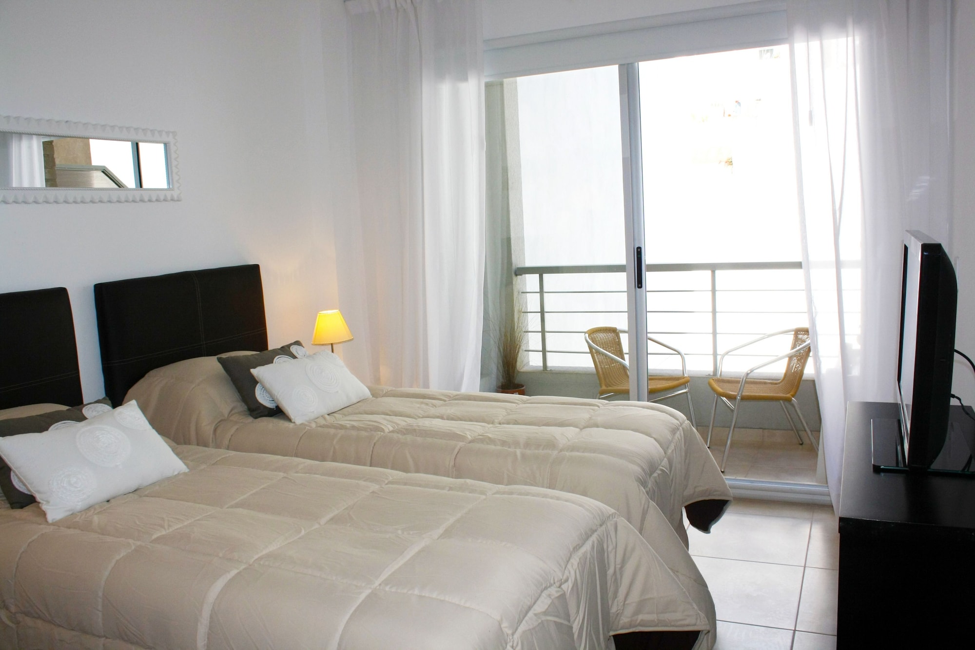 STUDIO, TWIN BEDS