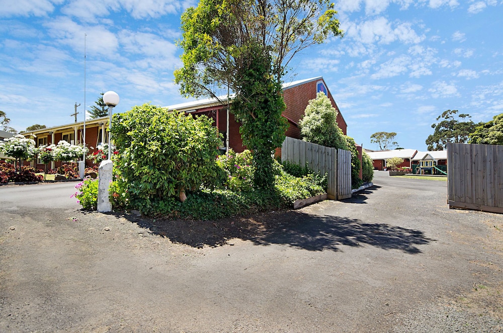 WHALERS REST MOTOR INN 46/56