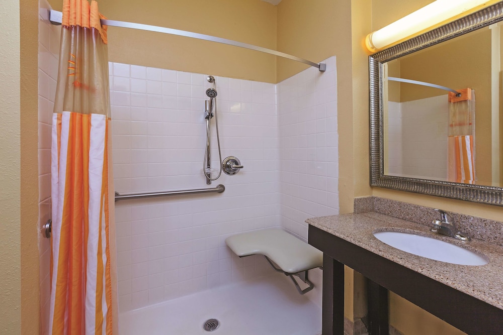 La Quinta Inn & Suites by Wyndham Angleton 48/50