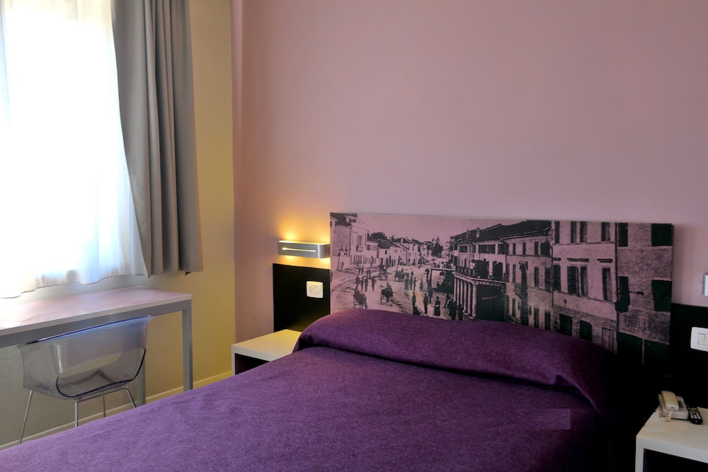 Hotel Mondial 8/28