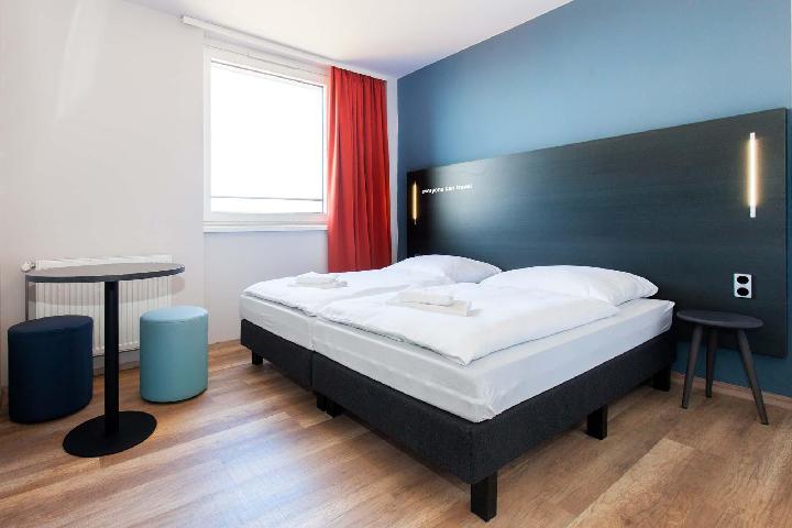 Room, 8 People