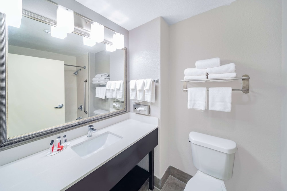 Days Inn & Suites by Wyndham San Antonio near Frost Bank Ctr 38/42