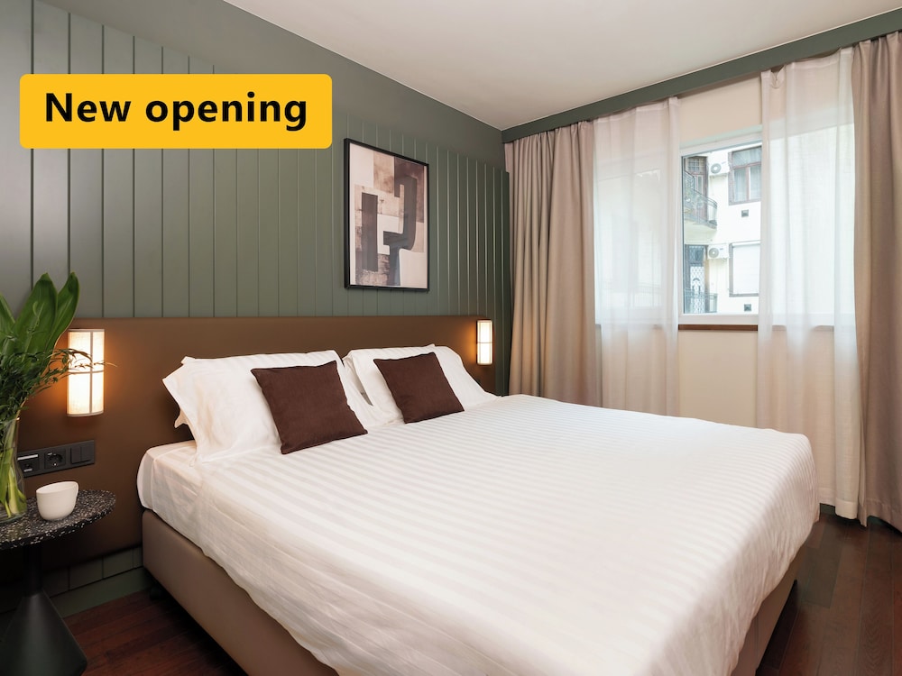 Honest Budapest by Chic & Basic 30/81