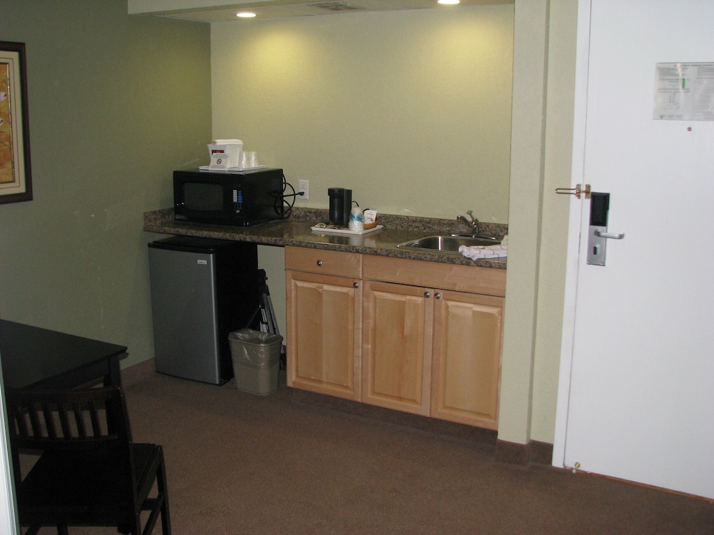 Travelodge by Wyndham Regina 52/65