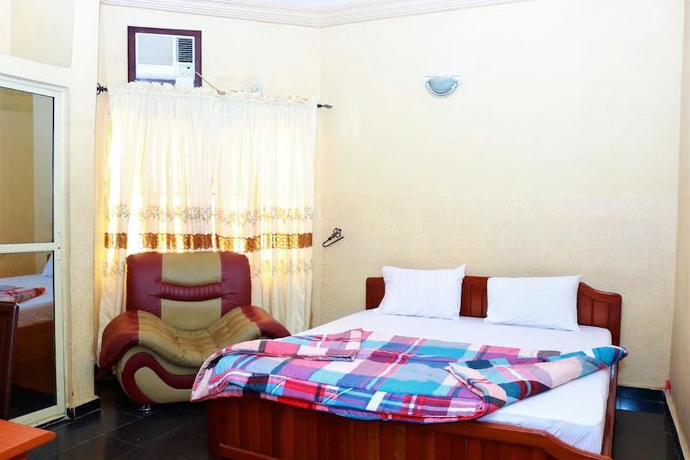 EMROSY HOTELS AND SUITES 10/50