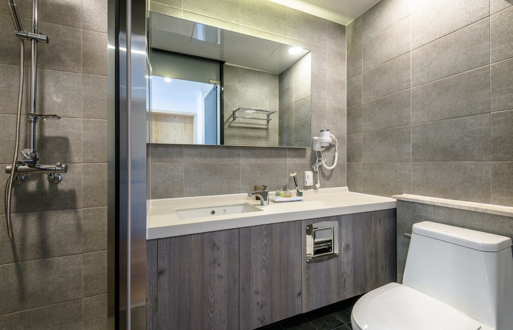 Thira Hotel 33/35
