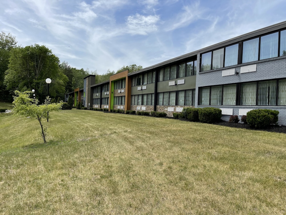 Wingate by Wyndham Lake George 57/63