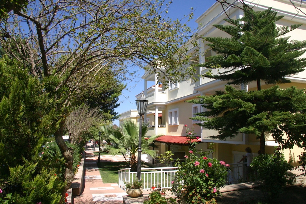Naias Beach Hotel 6/43