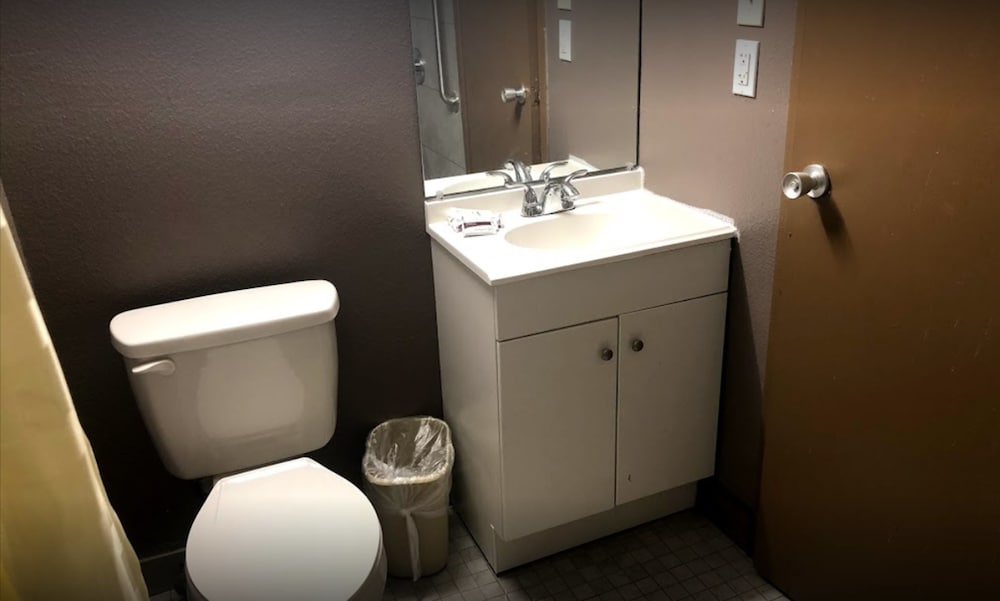 Economy Inn North Randall 48/49