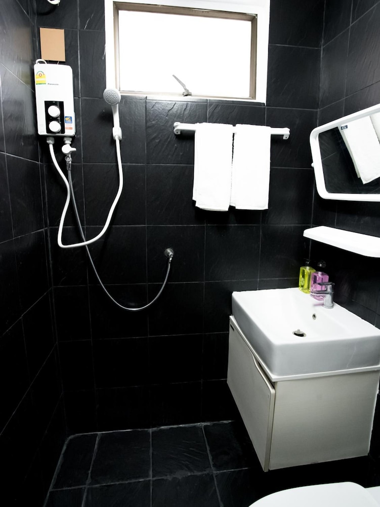RoomQuest Ratchada AI Serviced Residence 33/35