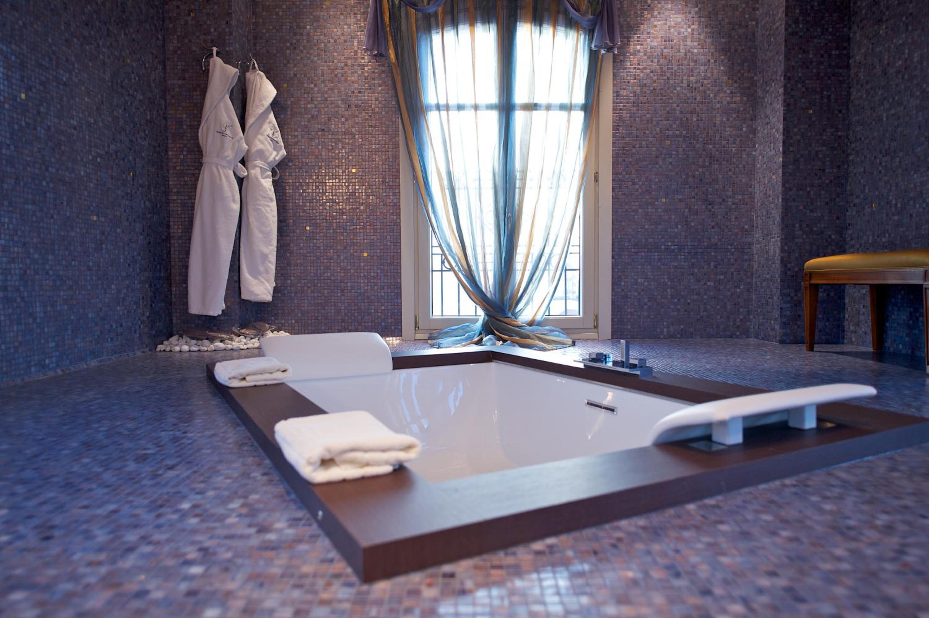 PRESIDENTIAL, SUITE