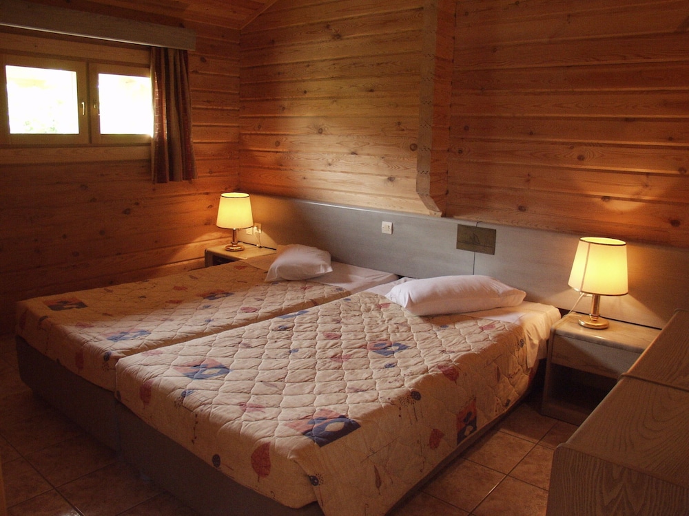 Sandys Studios Apartments And Log Villas 20/46